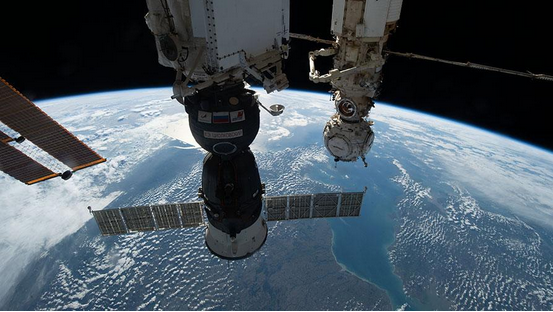 Soyuz spacecraft images show leak