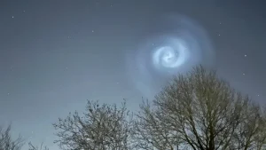 A Strange “Spiral” Crossing the Sky Was Seen Over the Barents Sea (PHOTOS)