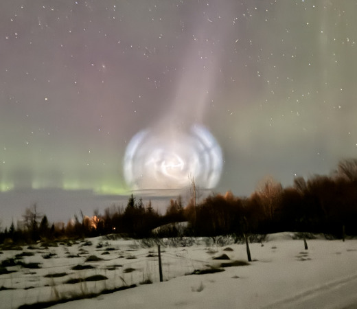 A Strange “Spiral” Crossing the Sky Was Seen Over the Barents Sea (PHOTOS)