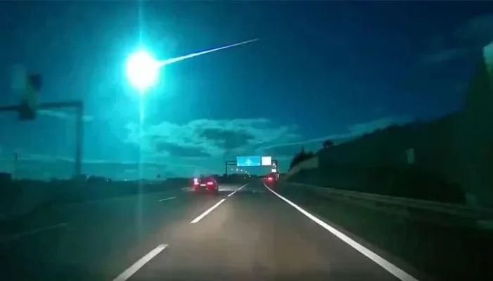 A Mysterious Neon-blue Meteor Flew Over Portugal: Stunning Videos