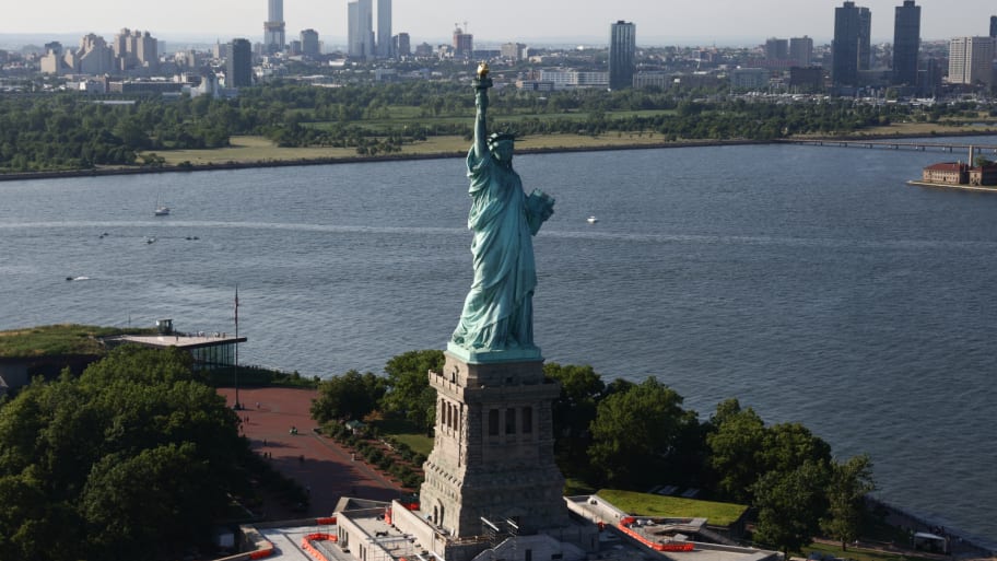 Daylight Fireball Wows New Yorkers Meteor Soars Over Statue of Liberty