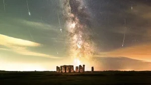 UK Astrophotographer Captures Perseid Meteor Shower Illuminating Stonehenge