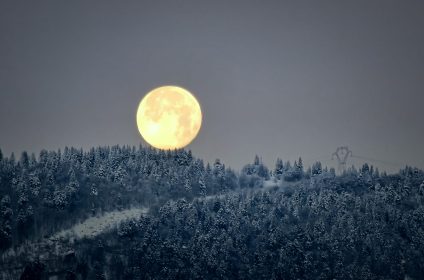 Best Astronomy Shots Of The Week: December’s Full Moon, Pleiades, M78 Nebula, And More [10-17 Dec]