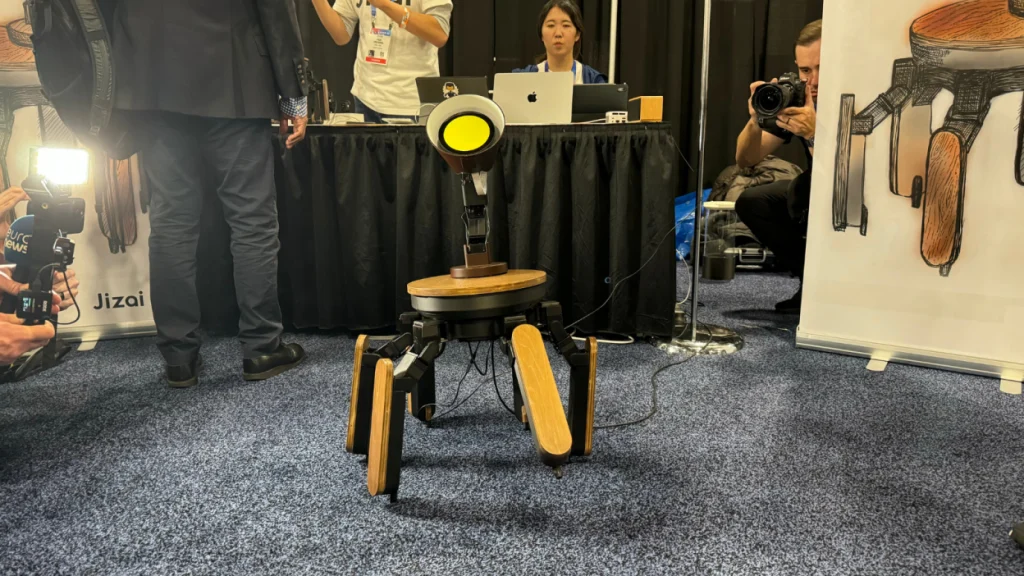 Jizai’s Mi-Mo is a Table-Like AI Robot That Can Think, Act, and Adapt