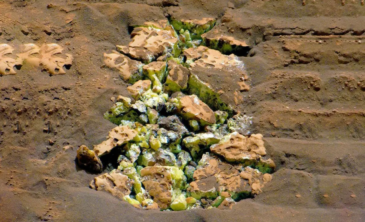 Proof Of Alien Life? NASA Curiosity Rover Discovers Sulphur Crystals On Mars Proof Of Alien Life? NASA Curiosity Rover Discovers Sulphur Crystals On Mars