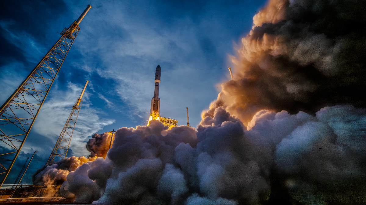 Photographer Destroys Camera for Stunning Atlas V Launch Close-Ups